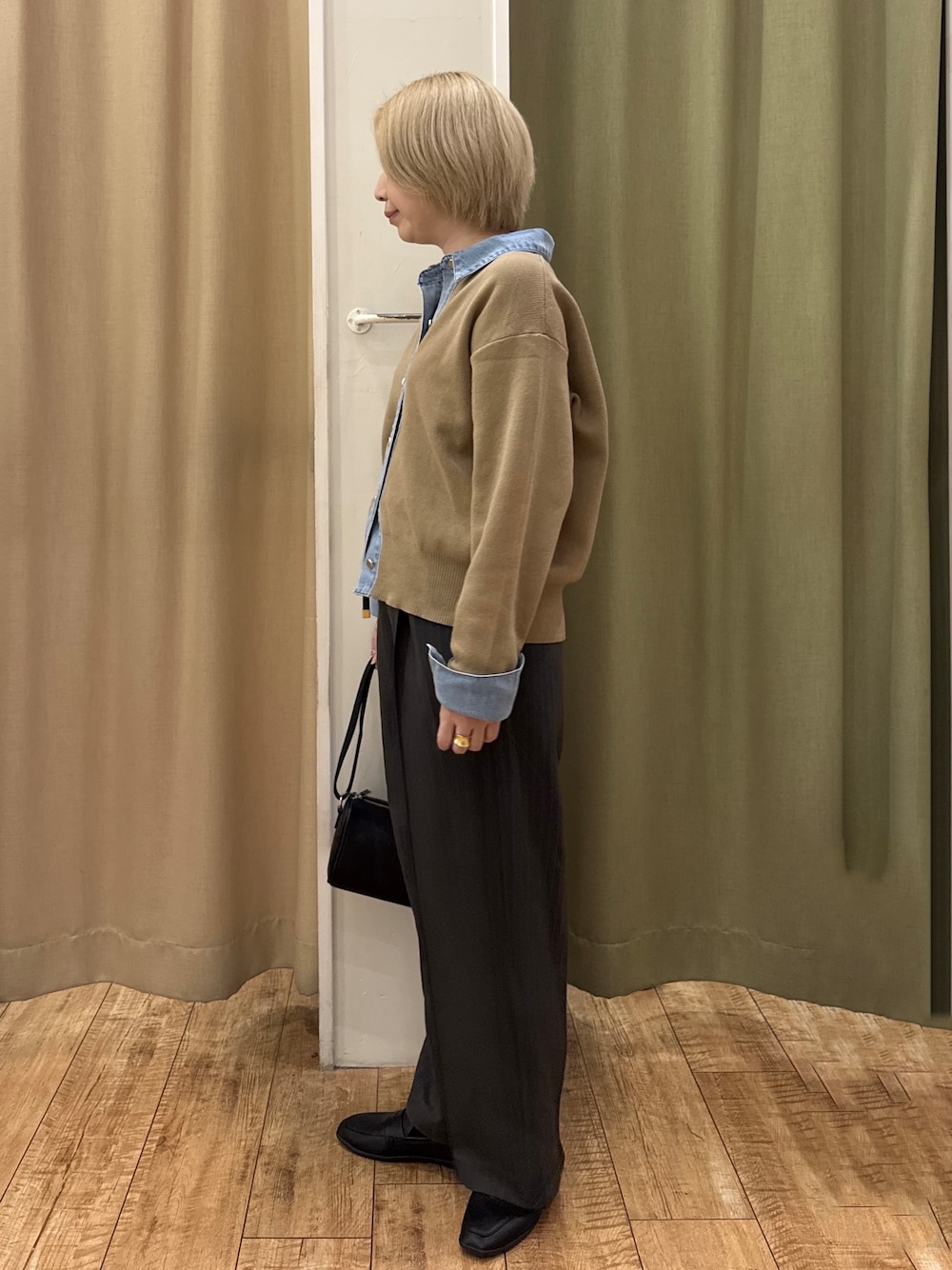 ベージュ系のカーディガン/ボレロ、グレー系のその他パンツ、ブラック系のパンプスを着用したレディースの秋コーディネートの2枚目の写真