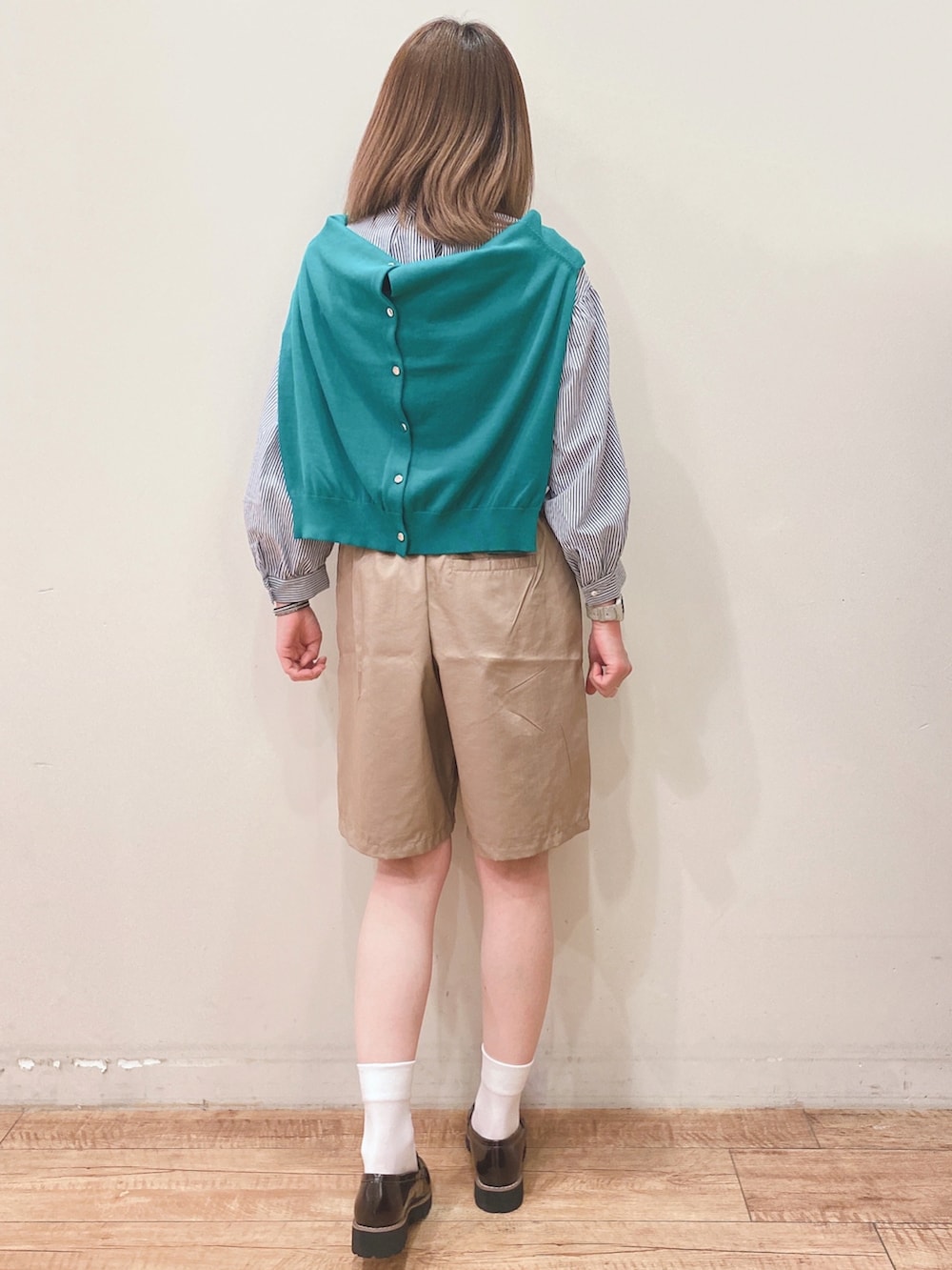 ブルー系のシャツ/ブラウス、グリーン系のカーディガン/ボレロ、ベージュ系のその他パンツを着用したレディースの春コーディネートの3枚目の写真