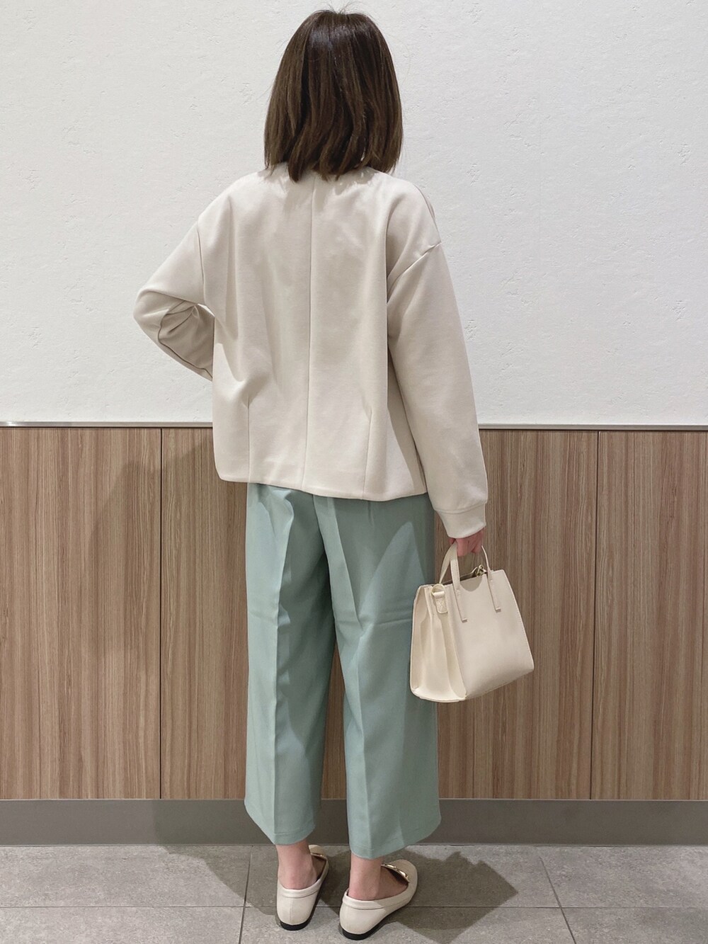 ホワイト系のシャツ/ブラウス、ホワイト系のブルゾン、グリーン系のその他パンツを着用したレディースの春コーディネートの2枚目の写真