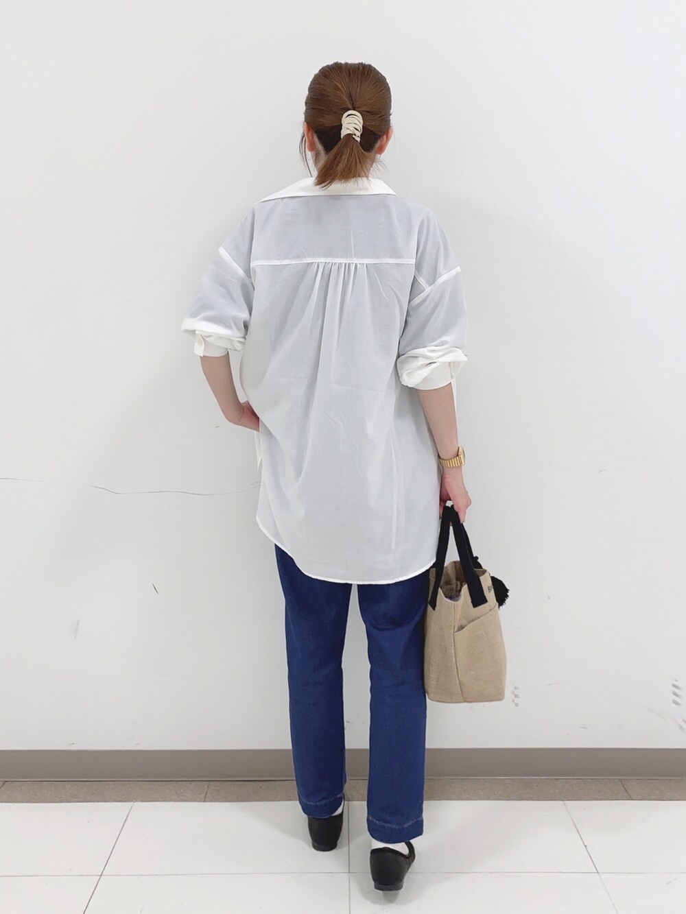 ホワイト系のシャツ/ブラウス、ブラック系のTシャツ/カットソー、ブルー系のその他パンツを着用したレディースの春コーディネートの3枚目の写真