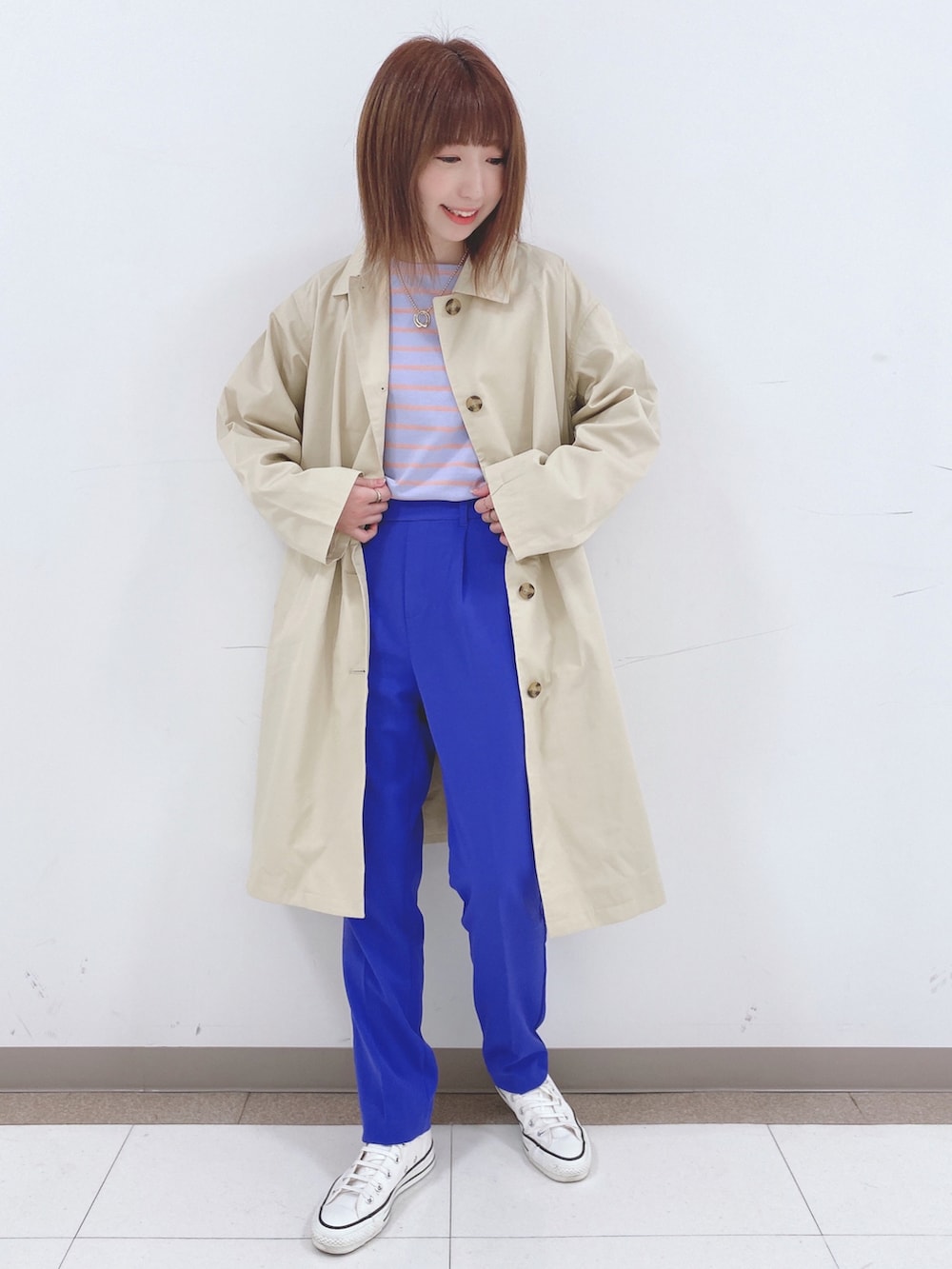 ピンク系のTシャツ/カットソー、ブルー系のその他パンツ、ベージュ系のステンカラーコートを着用したレディースの春コーディネートの4枚目の写真