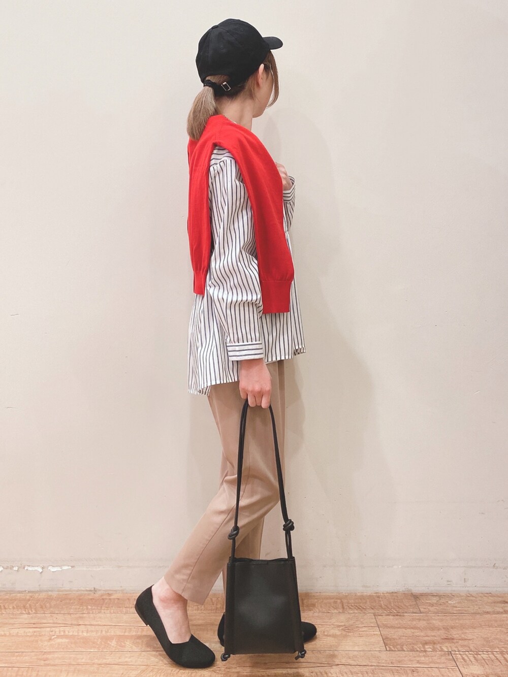 ブルー系のその他トップス、レッド系のカーディガン/ボレロ、ベージュ系のその他パンツを着用したレディースの春コーディネートの2枚目の写真