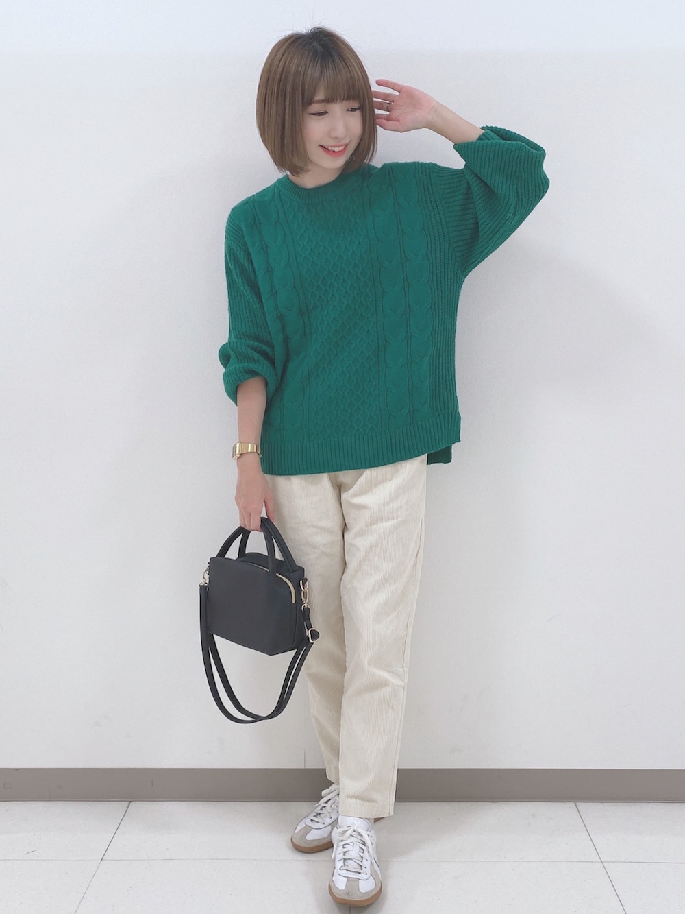 グリーン系のニット/セーター、ホワイト系のその他パンツ、ブラック系のショルダーバッグを着用したレディースの秋コーディネートの4枚目の写真