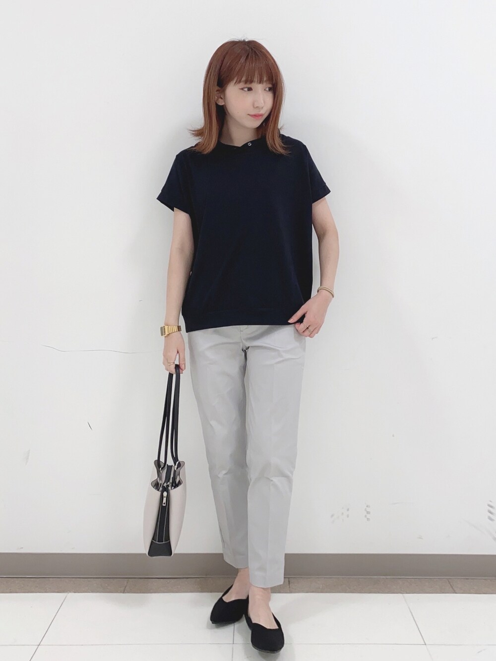 ブラック系のTシャツ/カットソー、グレー系のその他パンツ、ブラック系のパンプスを着用したレディースの夏コーディネートの4枚目の写真