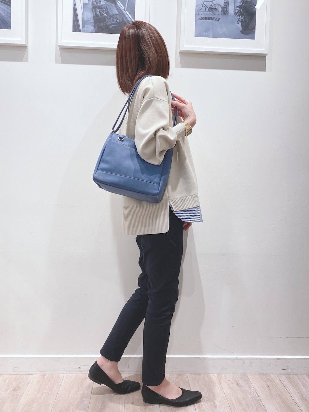 ベージュ系のニット/セーター、ブラック系のその他パンツ、ブラック系のパンプスを着用したレディースの春コーディネートの4枚目の写真