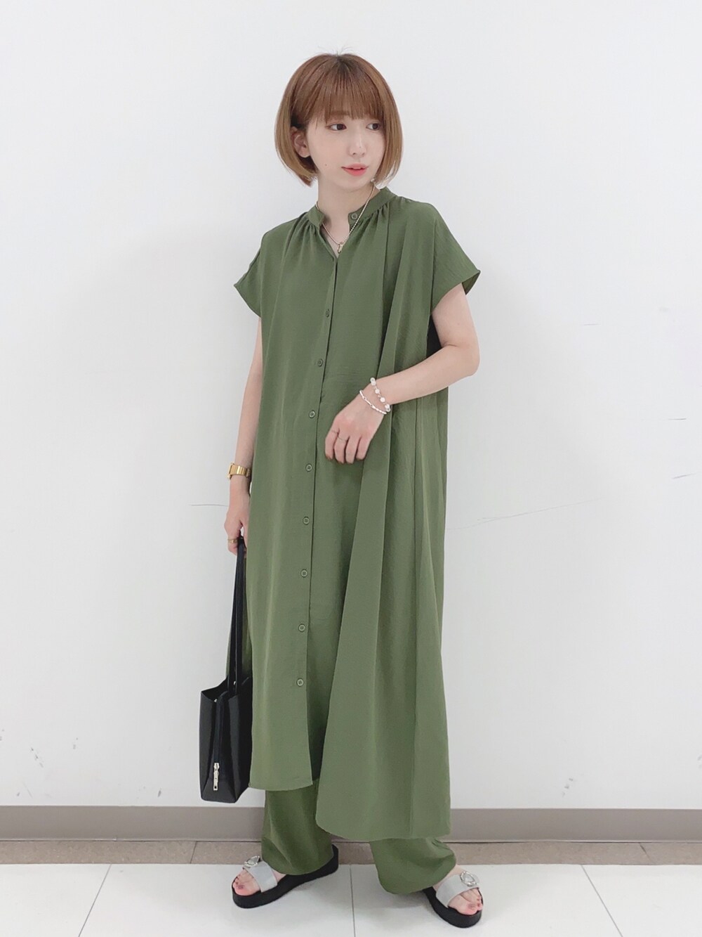 グリーン系のシャツ/ブラウス、グリーン系のその他パンツ、ブラック系のショルダーバッグを着用したレディースの夏コーディネートの4枚目の写真