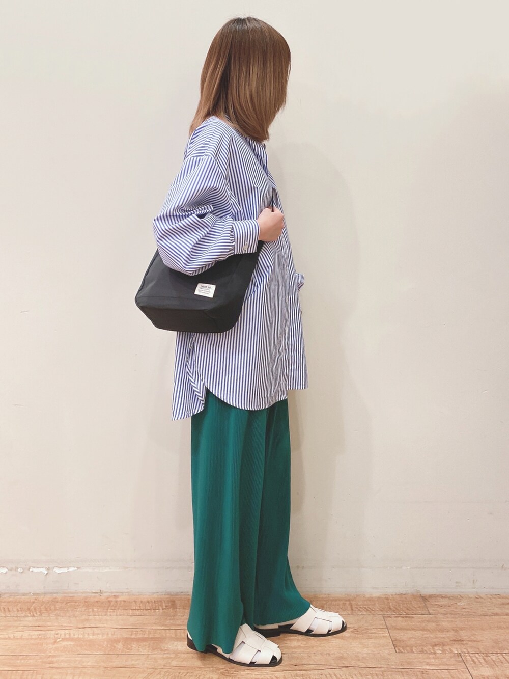 ブルー系のワンピース、グリーン系のその他パンツ、ホワイト系のシューズを着用したレディースの春コーディネートの2枚目の写真