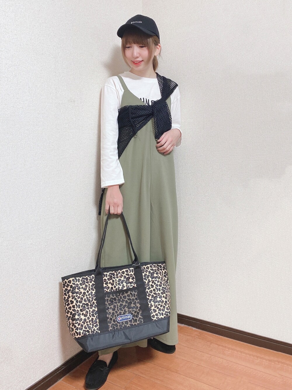 ブラック系のその他トップス、グリーン系のサロペット/オーバーオール、ブラウン系のトートバッグを着用したレディースの春コーディネートの2枚目の写真