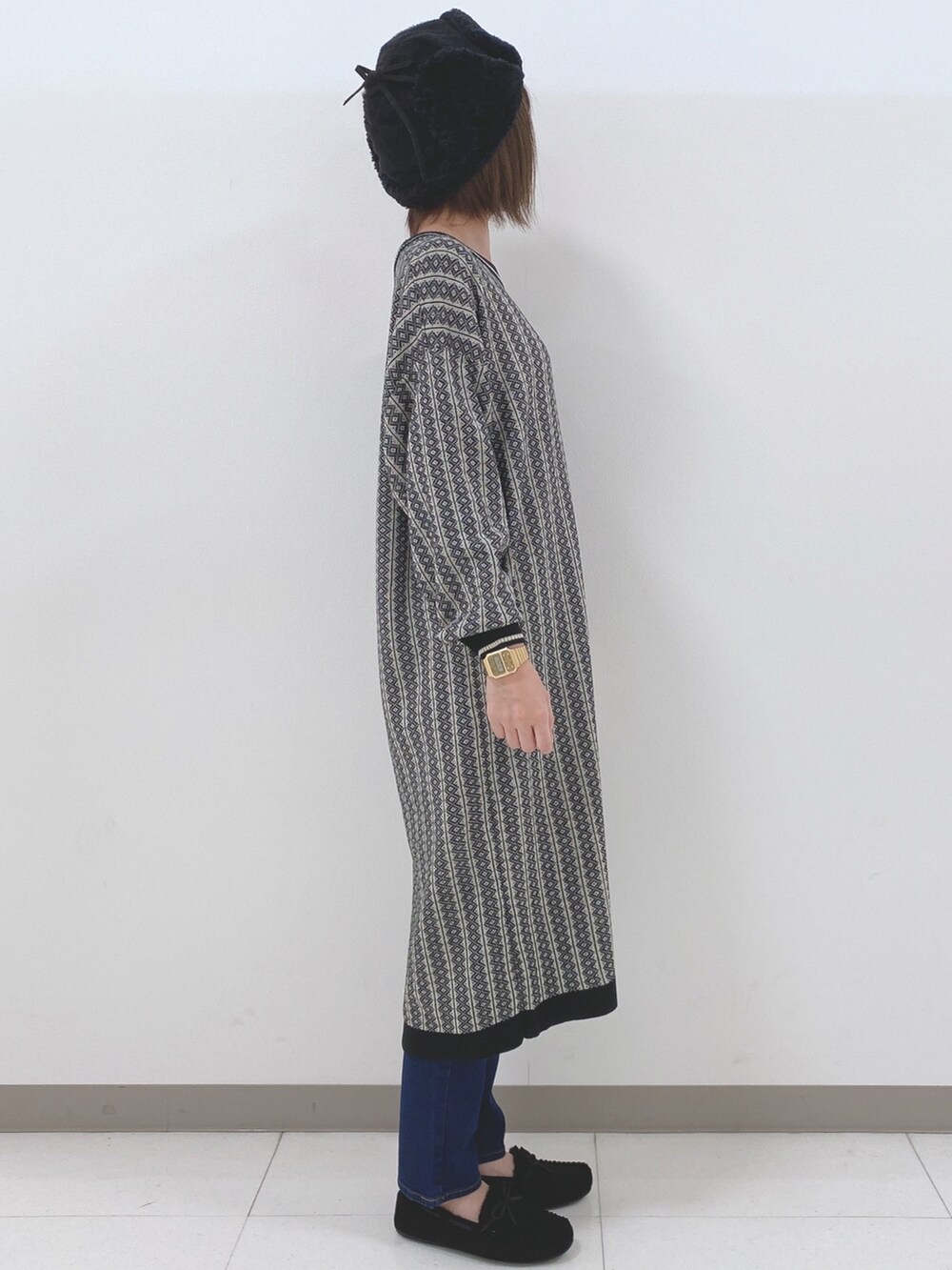 ブラック系のワンピース、ブルー系のデニムパンツ、ブラック系のその他シューズを着用したレディースの秋コーディネートの2枚目の写真