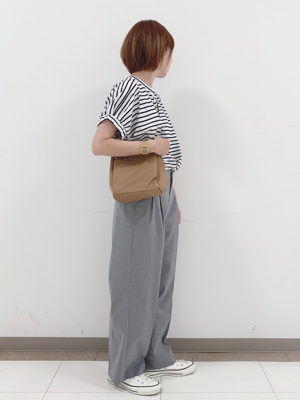 ブラック系のTシャツ/カットソー、グレー系のその他パンツ、イエロー系のショルダーバッグを着用したレディースの夏コーディネートの2枚目の写真