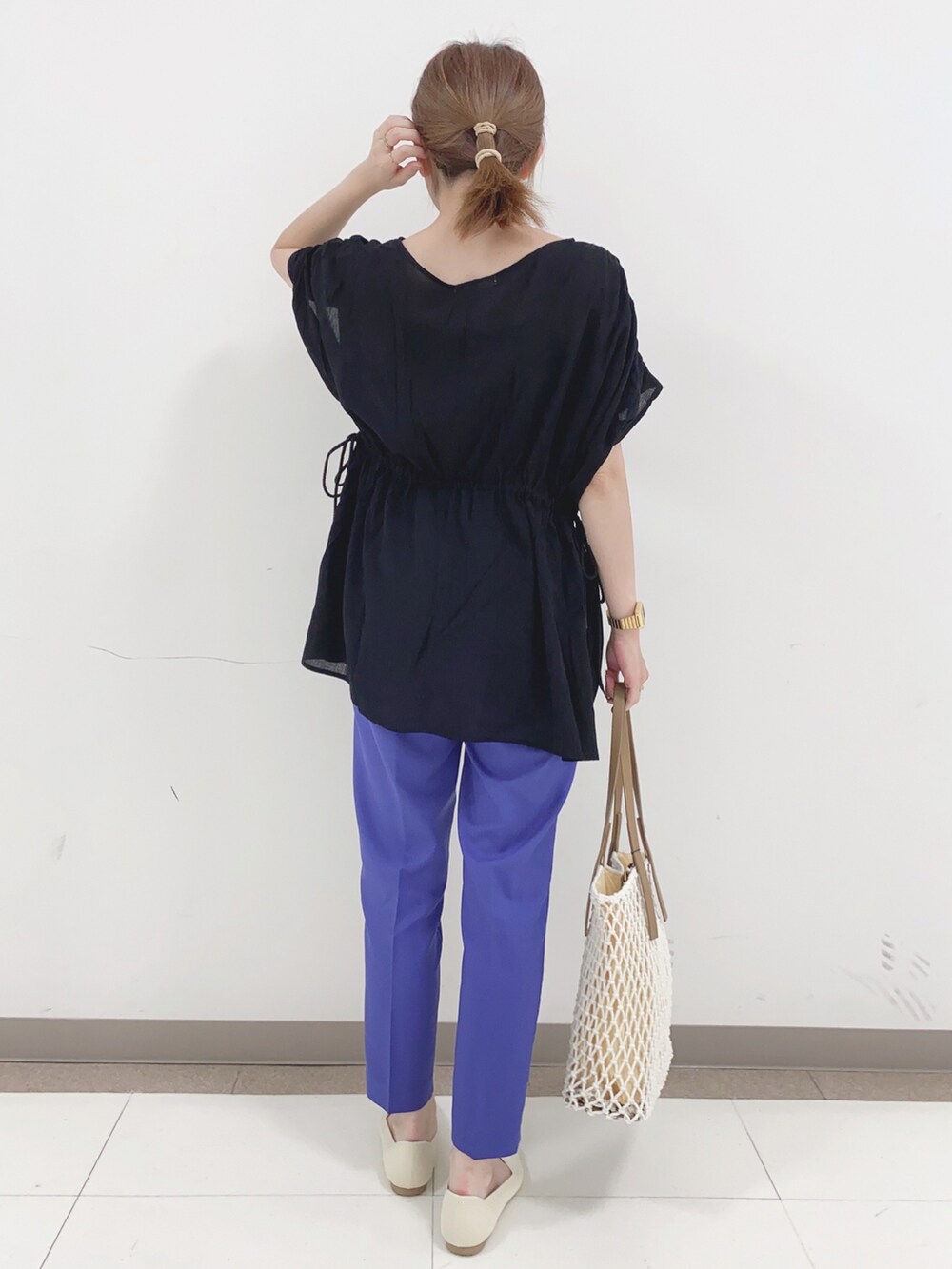 ブラック系のシャツ/ブラウス、ブルー系のその他パンツ、ベージュ系のパンプスを着用したレディースの春コーディネートの3枚目の写真