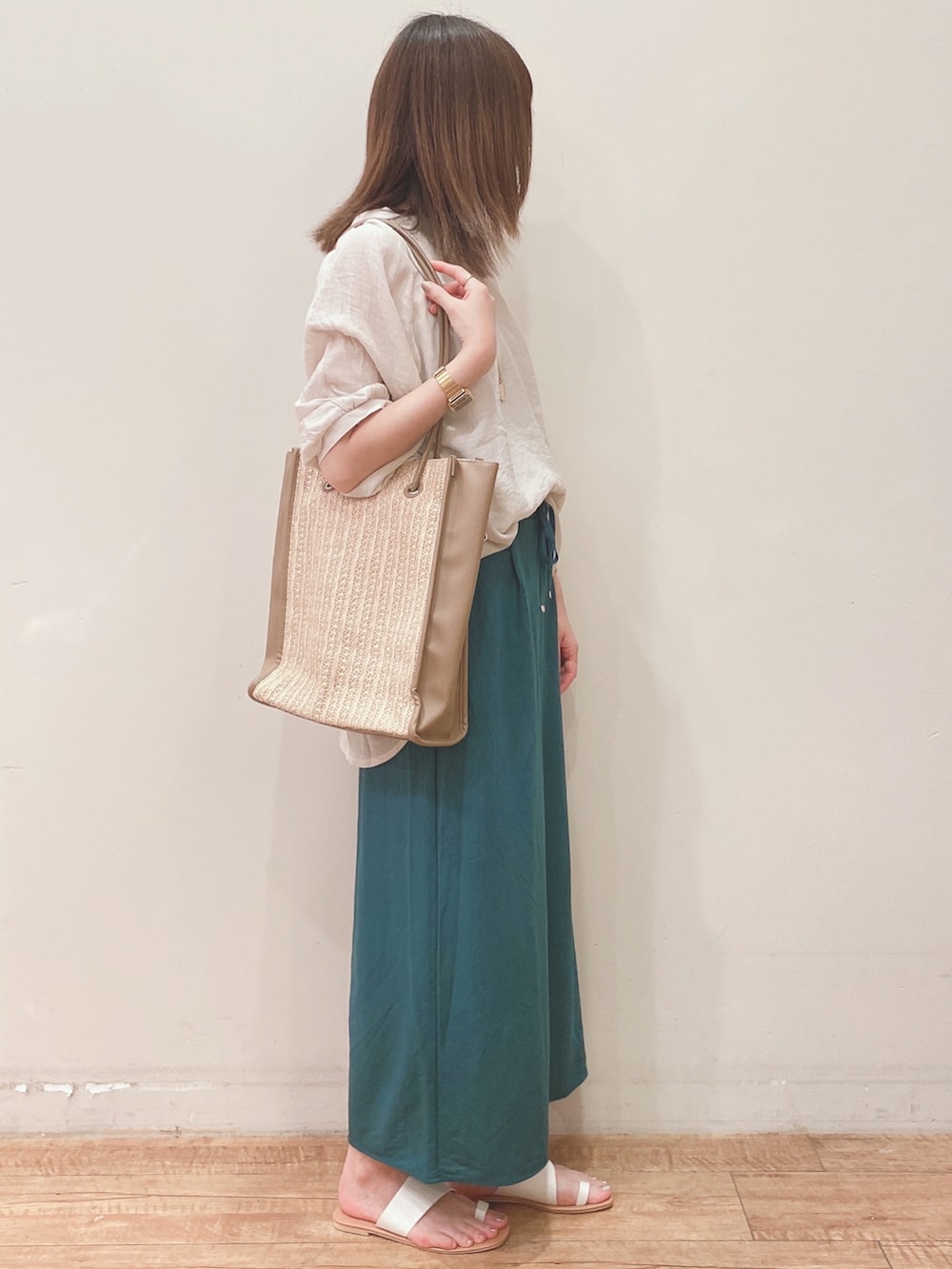 ベージュ系のその他トップス、ホワイト系のサンダル、ベージュ系のトートバッグを着用したレディースの夏コーディネートの2枚目の写真