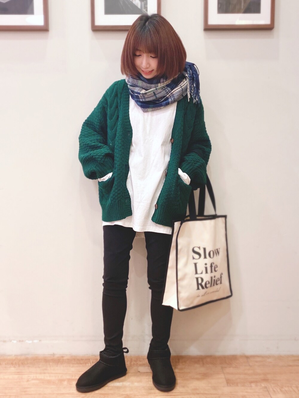 グリーン系のカーディガン/ボレロ、ブラック系のその他パンツ、ブラック系のブーツを着用したレディースの秋コーディネートの2枚目の写真