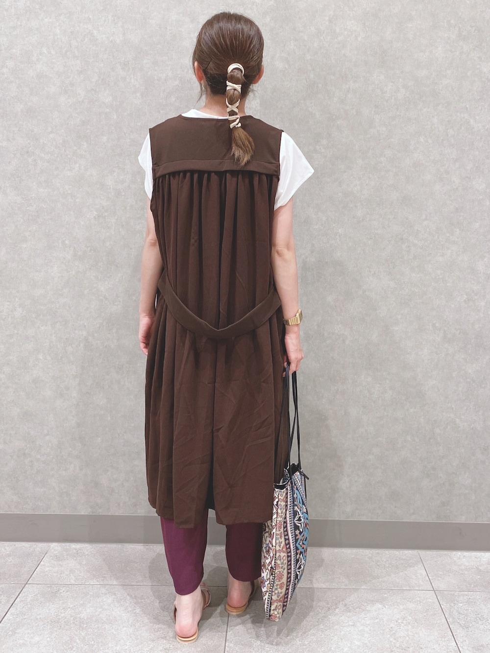 ホワイト系のTシャツ/カットソー、パープル系のその他パンツ、ブラウン系のサンダルを着用したレディースの夏コーディネートの3枚目の写真