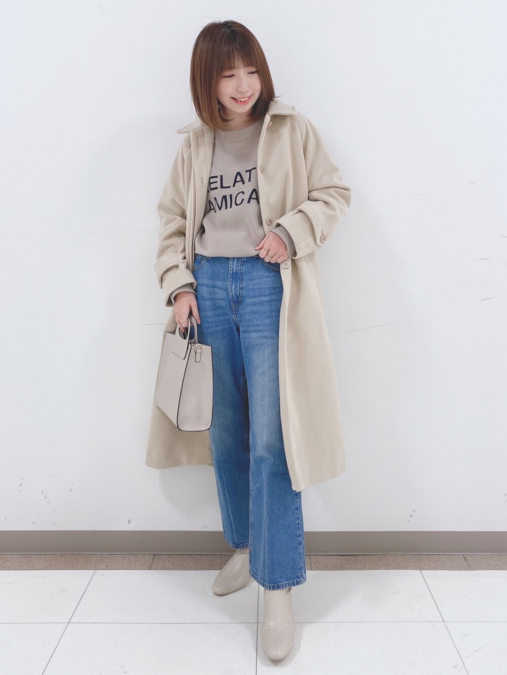 「ほめられ本命コーデ、大人カジュアル、きれいめカジュアル、コート、ロングコート、ニット、ロゴニット、パンツスタイル、デニム、フレアパンツ、ショートブーツ、ベージュ、おしゃれさんと繋がりたい、いいね、save、フォローお願いします🤑、シューラルー」|「SHOO・LA・RUEの【洗える】スウェットライク ロゴニット(ニット/セーター、ベージュ系)」を使った、RA★SEさん(レディース・162cm)の冬コーディネートの4枚目の写真