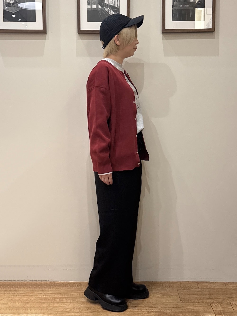 レッド系のカーディガン/ボレロ、グレー系のTシャツ/カットソー、ブラック系のその他パンツを着用したレディースの秋コーディネートの4枚目の写真