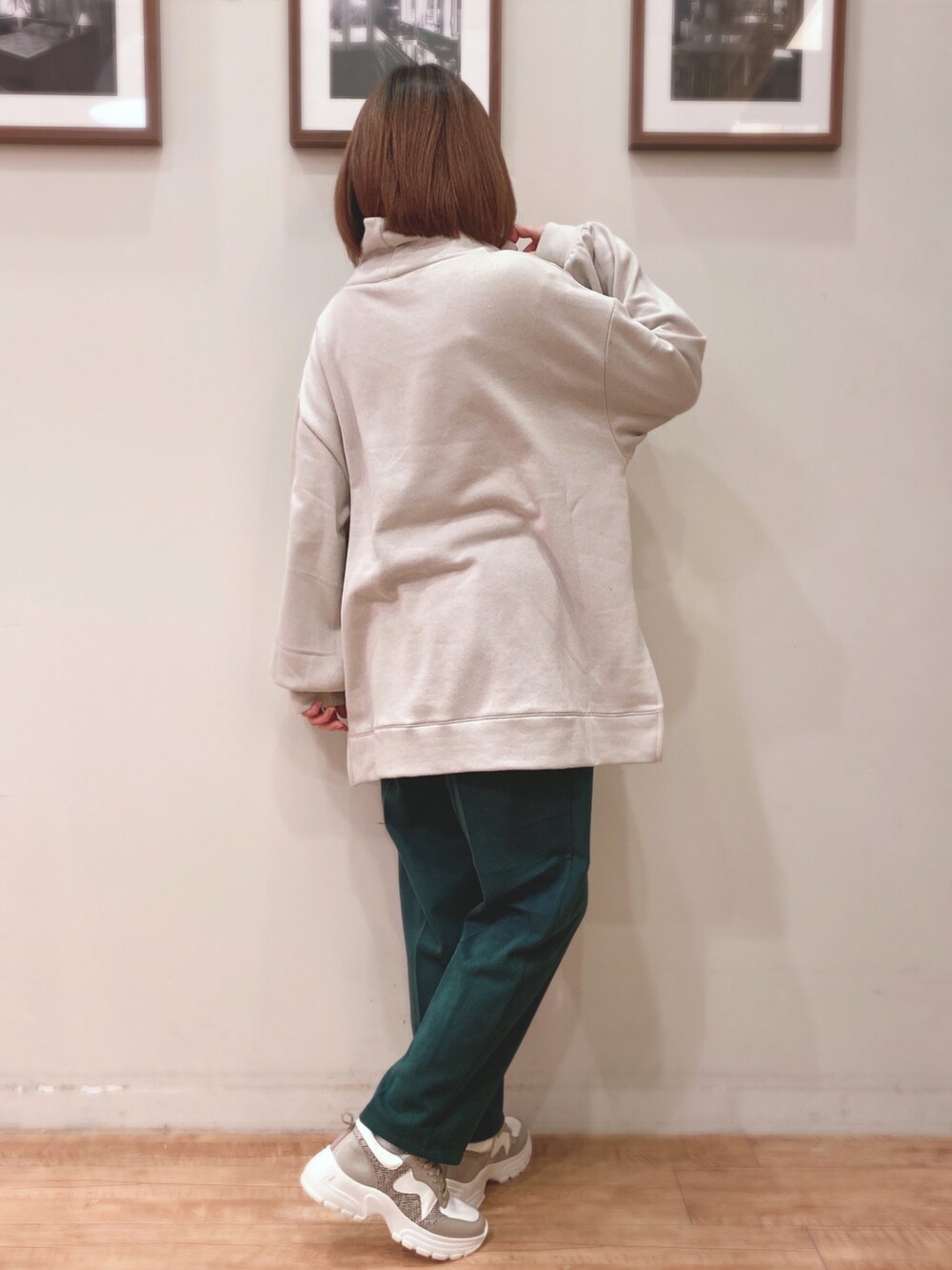 ベージュ系のスウェット、グリーン系のその他パンツ、ベージュ系のスニーカーを着用したレディースの冬コーディネートの2枚目の写真