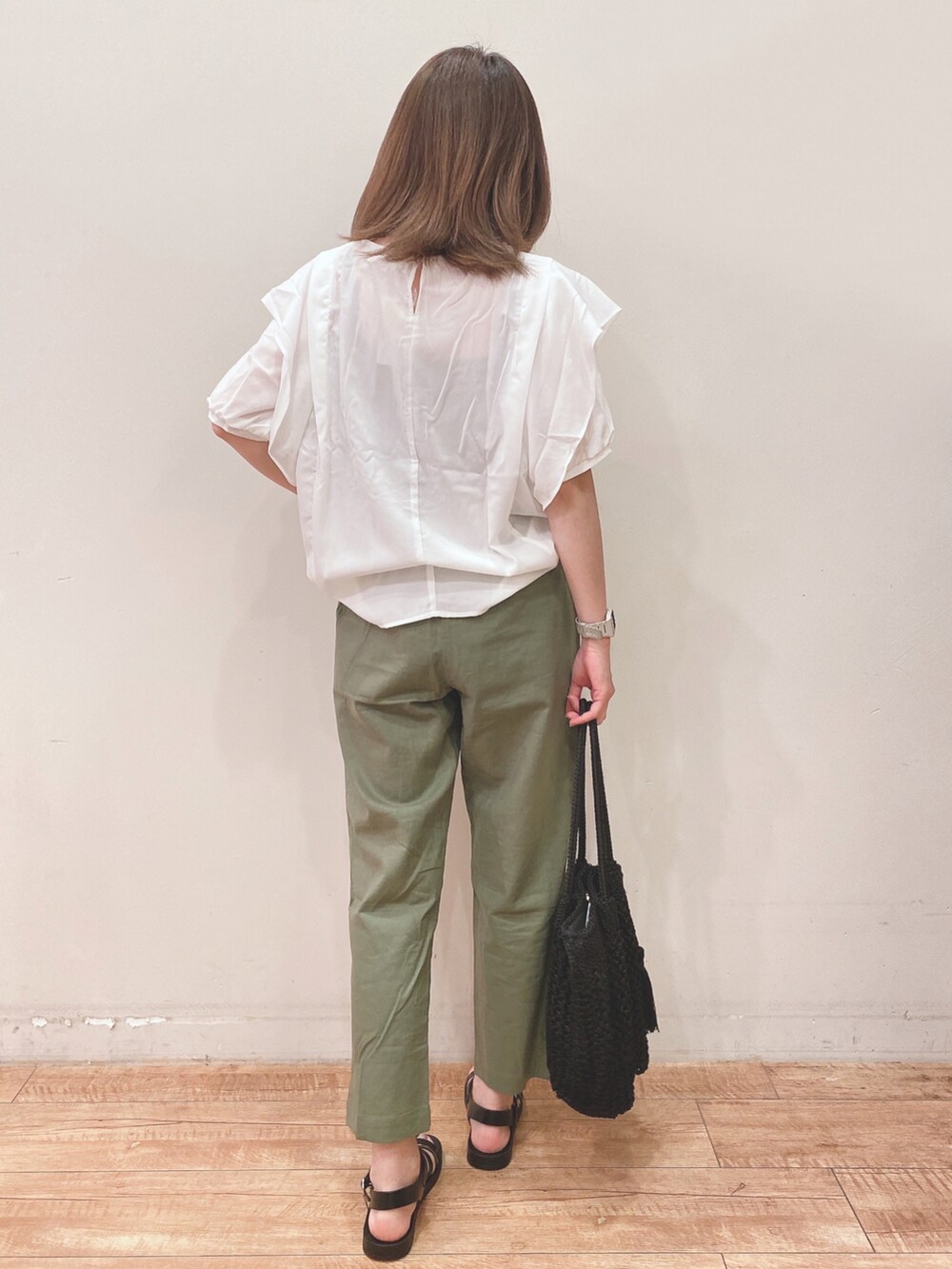 ホワイト系のシャツ/ブラウス、グリーン系のその他パンツ、ブラック系のサンダルを着用したレディースの春コーディネートの3枚目の写真