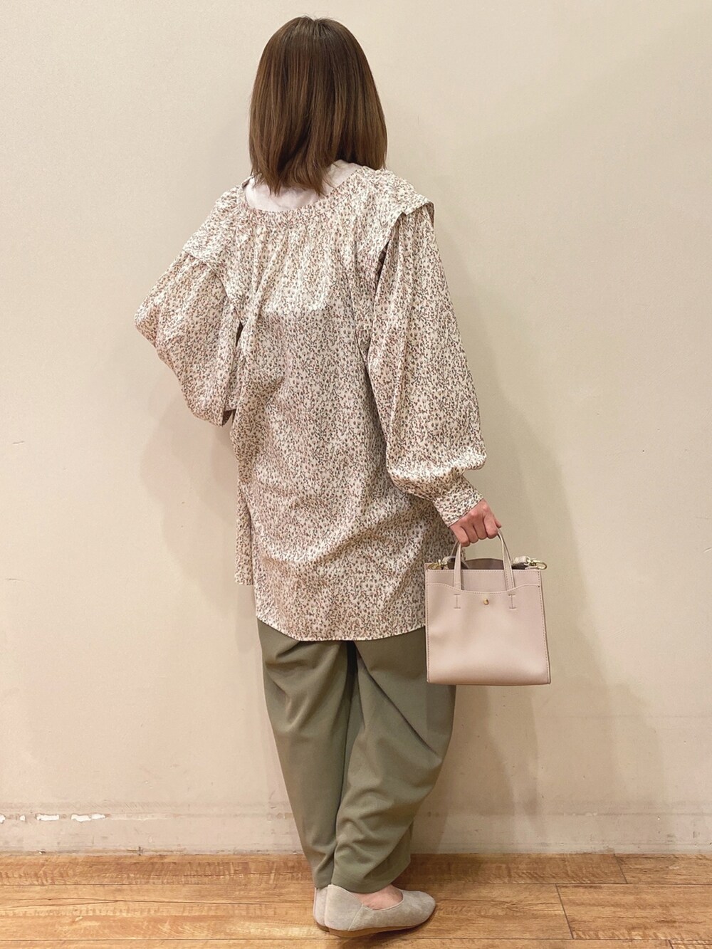 グリーン系のサロペット/オーバーオール、ベージュ系のチュニック、ホワイト系のTシャツ/カットソーを着用したレディースの春コーディネートの3枚目の写真