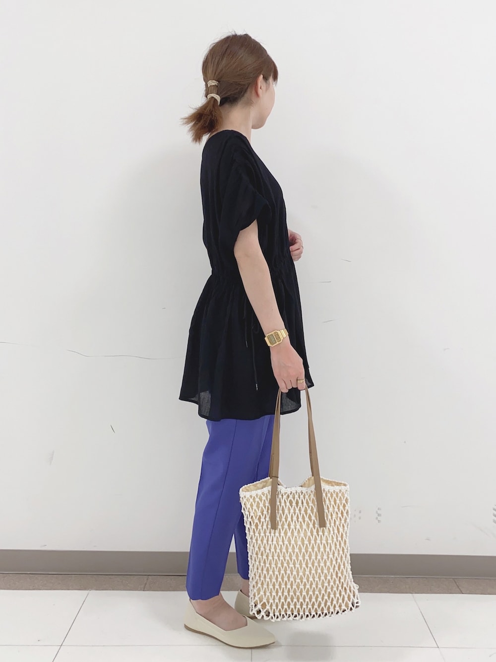 ブラック系のシャツ/ブラウス、ブルー系のその他パンツ、ベージュ系のパンプスを着用したレディースの春コーディネートの2枚目の写真