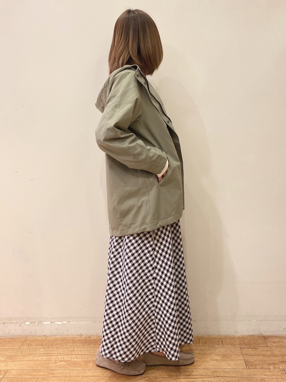 ホワイト系のTシャツ/カットソー、グリーン系のブルゾン、ブラック系のスカートを着用したレディースの春コーディネートの2枚目の写真