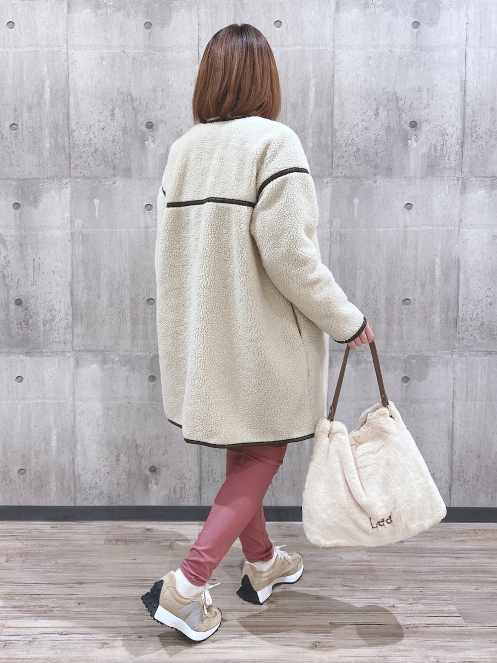 ピンク系のその他パンツ、ホワイト系のショルダーバッグ、ベージュ系のスニーカーを着用したレディースの冬コーディネートの2枚目の写真