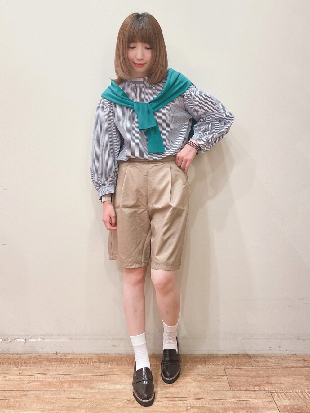 ブルー系のシャツ/ブラウス、グリーン系のカーディガン/ボレロ、ベージュ系のその他パンツを着用したレディースの春コーディネートの4枚目の写真