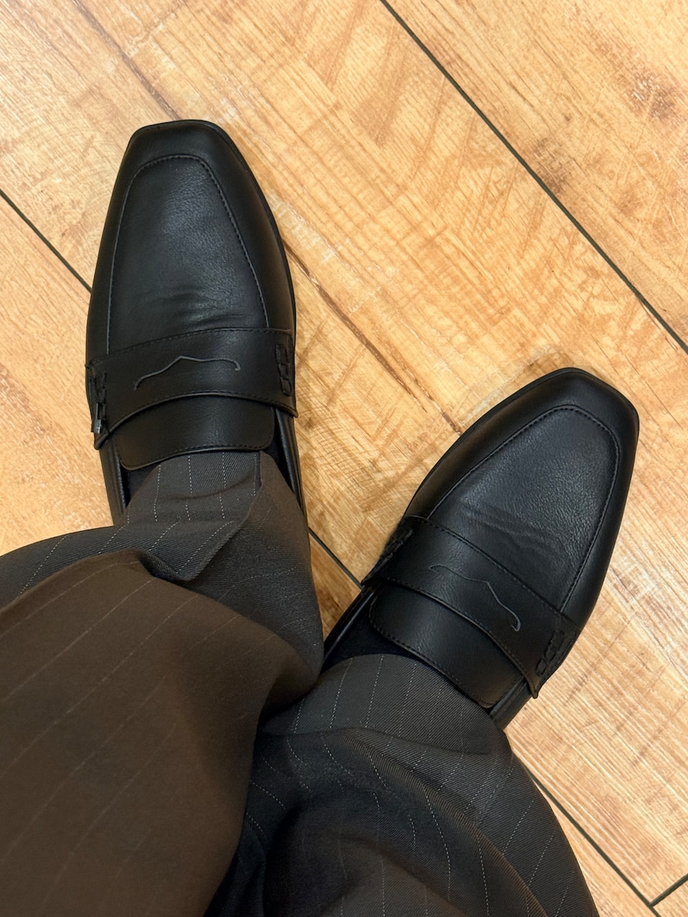 ベージュ系のカーディガン/ボレロ、グレー系のその他パンツ、ブラック系のパンプスを着用したレディースの秋コーディネートの6枚目の写真