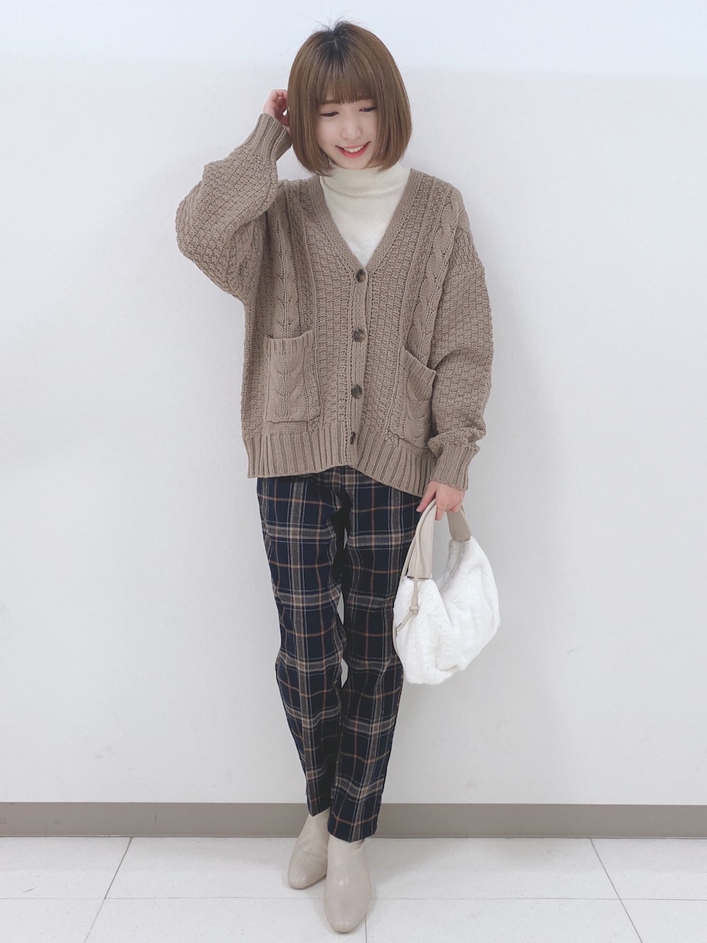 ホワイト系のニット/セーター、ベージュ系のカーディガン/ボレロ、ブルー系のその他パンツを着用したレディースの秋コーディネートの4枚目の写真