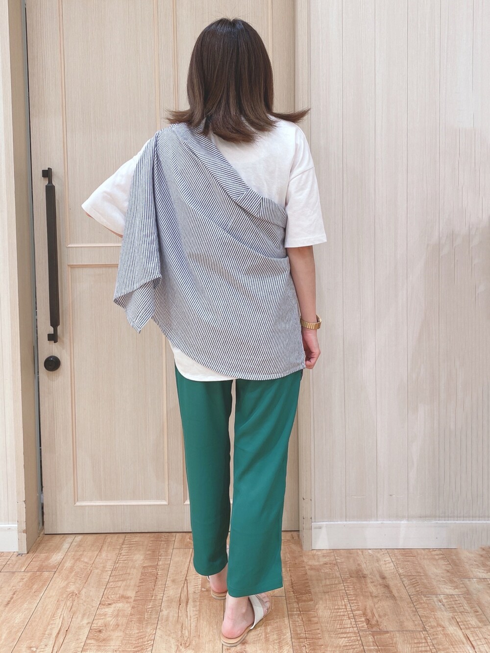 ブルー系のシャツ/ブラウス、ホワイト系のTシャツ/カットソー、グリーン系のその他パンツを着用したレディースの夏コーディネートの3枚目の写真