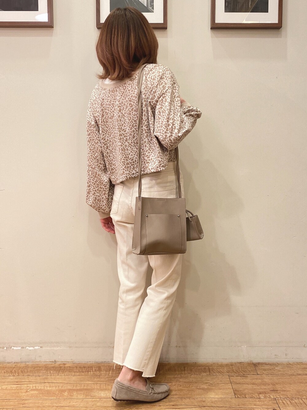 ベージュ系のカーディガン/ボレロ、ホワイト系のTシャツ/カットソー、ベージュ系のショルダーバッグを着用したレディースの冬コーディネートの2枚目の写真