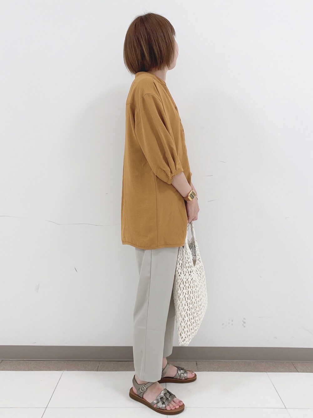 イエロー系のシャツ/ブラウス、グレー系のその他パンツ、その他のサンダルを着用したレディースの夏コーディネートの2枚目の写真