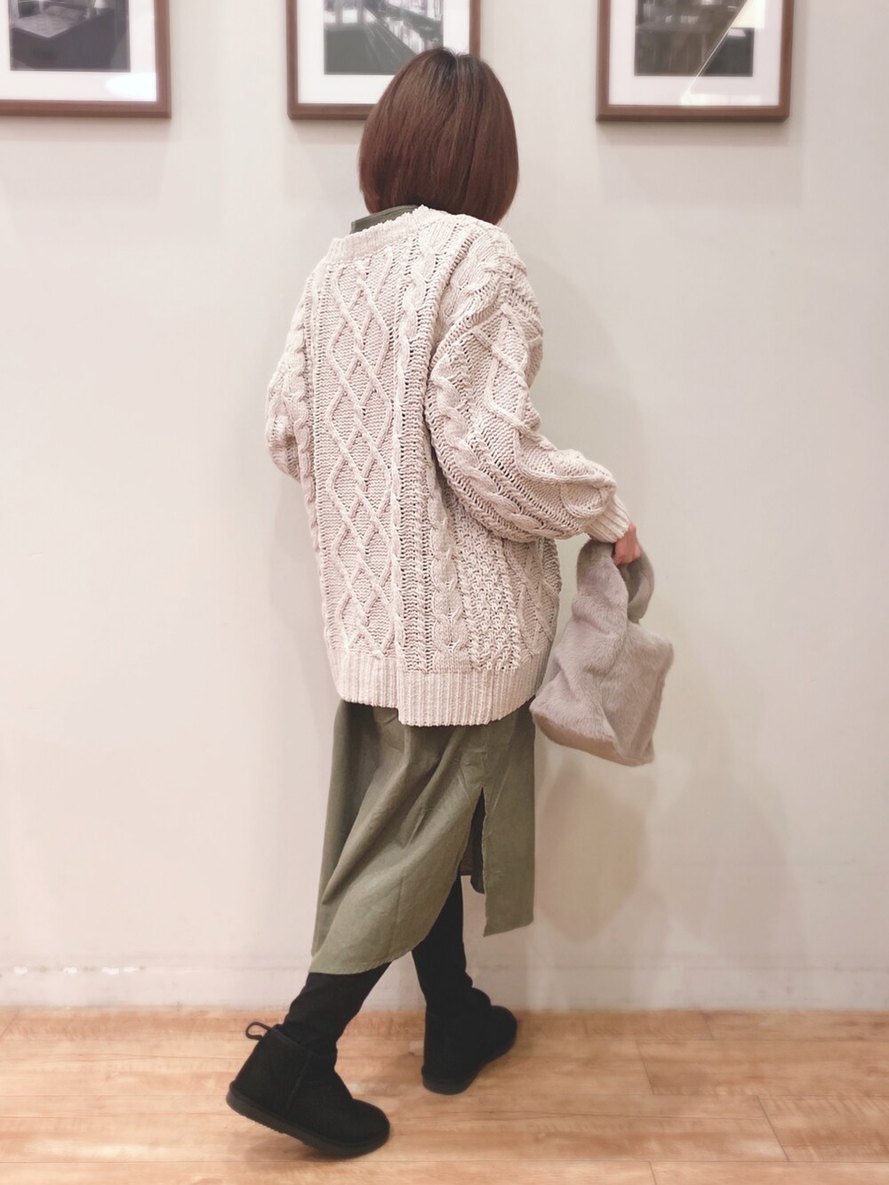 ホワイト系のカーディガン/ボレロ、グリーン系のワンピース、ブラウン系のショルダーバッグを着用したレディースの秋コーディネートの3枚目の写真