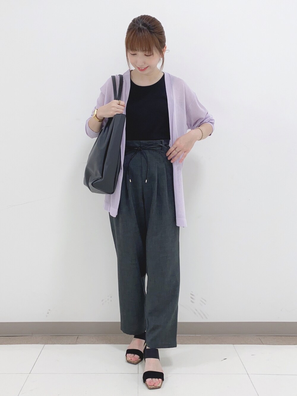 ブラック系のタンクトップ、パープル系のカーディガン/ボレロ、グレー系のその他パンツを着用したレディースの春コーディネートの4枚目の写真