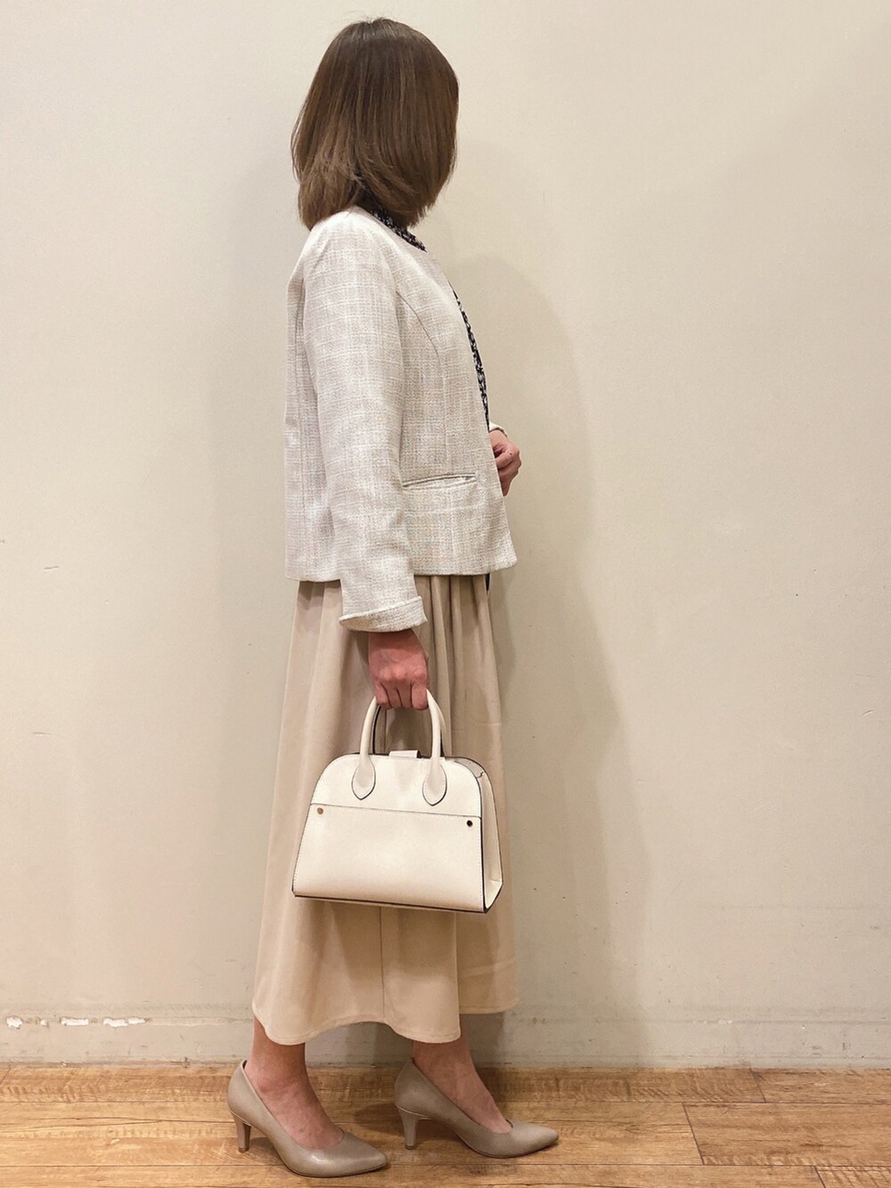 ブラック系のシャツ/ブラウス、ベージュ系のノーカラージャケット、ベージュ系のその他パンツを着用したレディースの春コーディネートの2枚目の写真