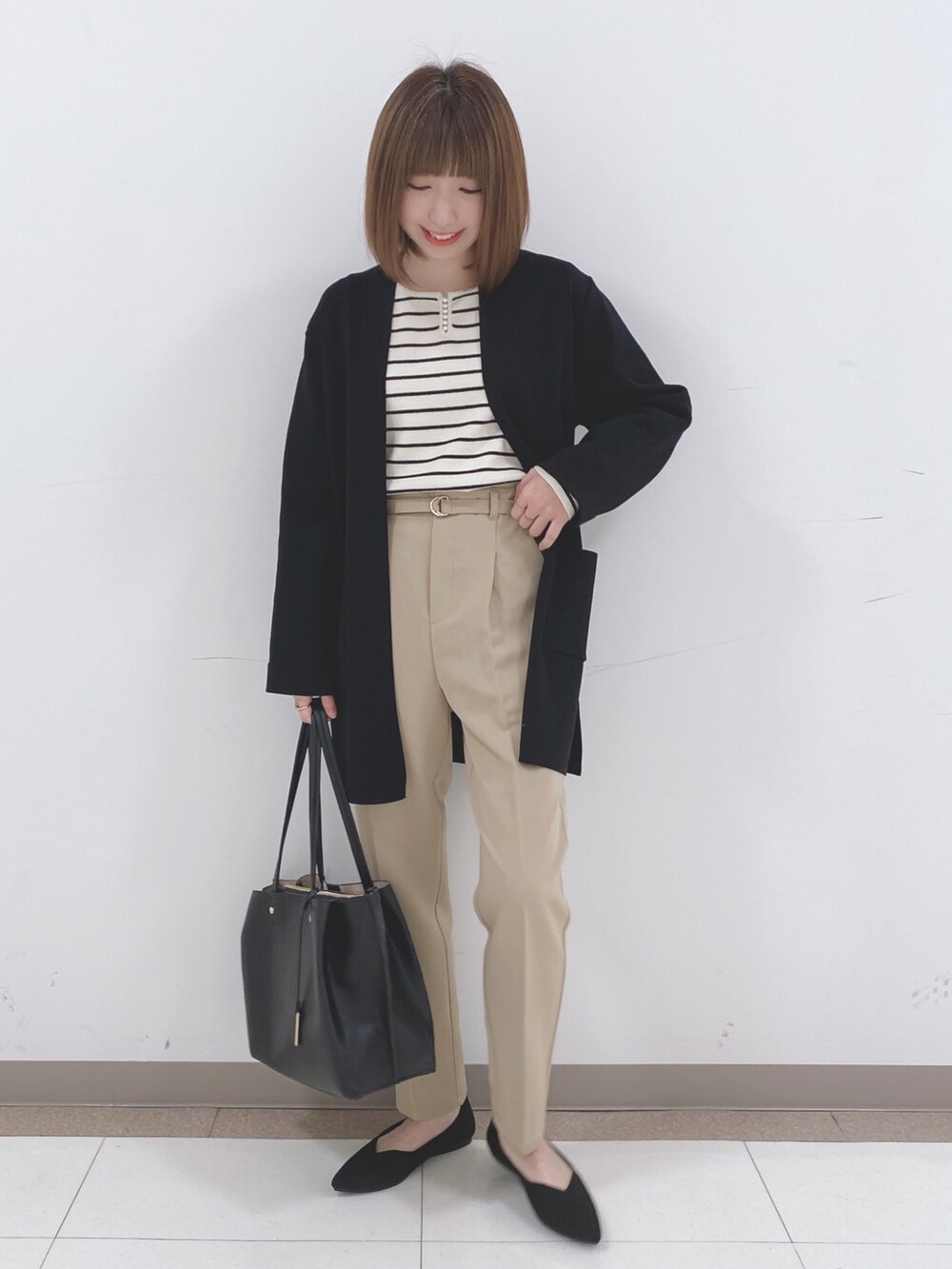 ホワイト系のニット/セーター、ベージュ系のその他パンツ、ブラック系のパンプスを着用したレディースの冬コーディネートの4枚目の写真