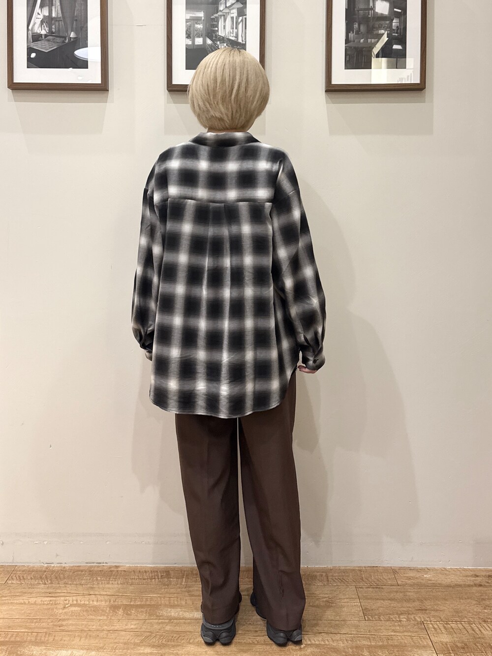 グレー系のシャツ/ブラウス、ブラック系のTシャツ/カットソー、ブラウン系のその他パンツを着用したレディースの秋コーディネートの3枚目の写真