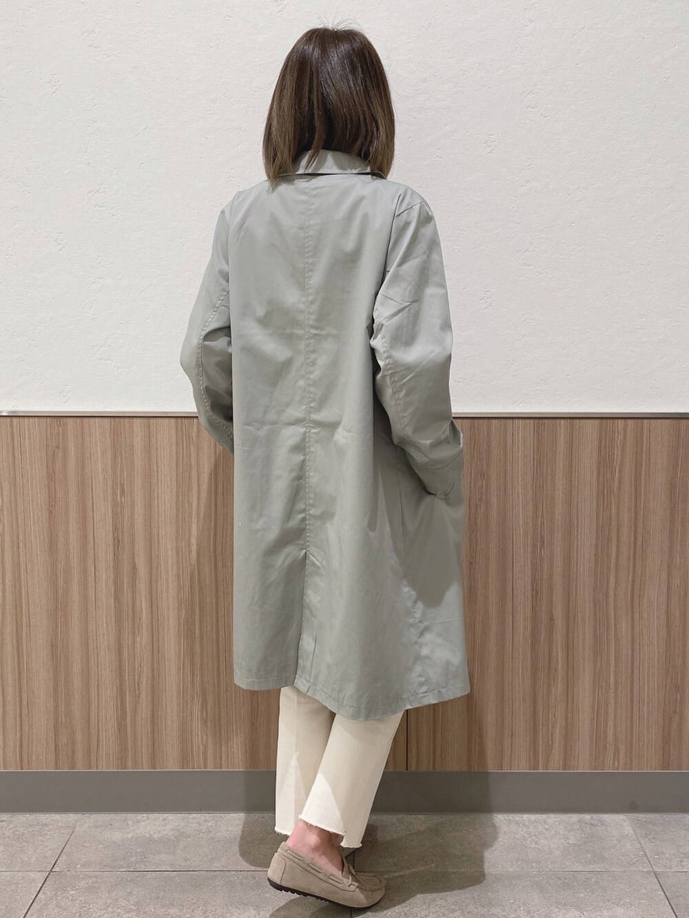 ホワイト系のデニムパンツ、ベージュ系のショルダーバッグ、ベージュ系のその他シューズを着用したレディースの春コーディネートの2枚目の写真
