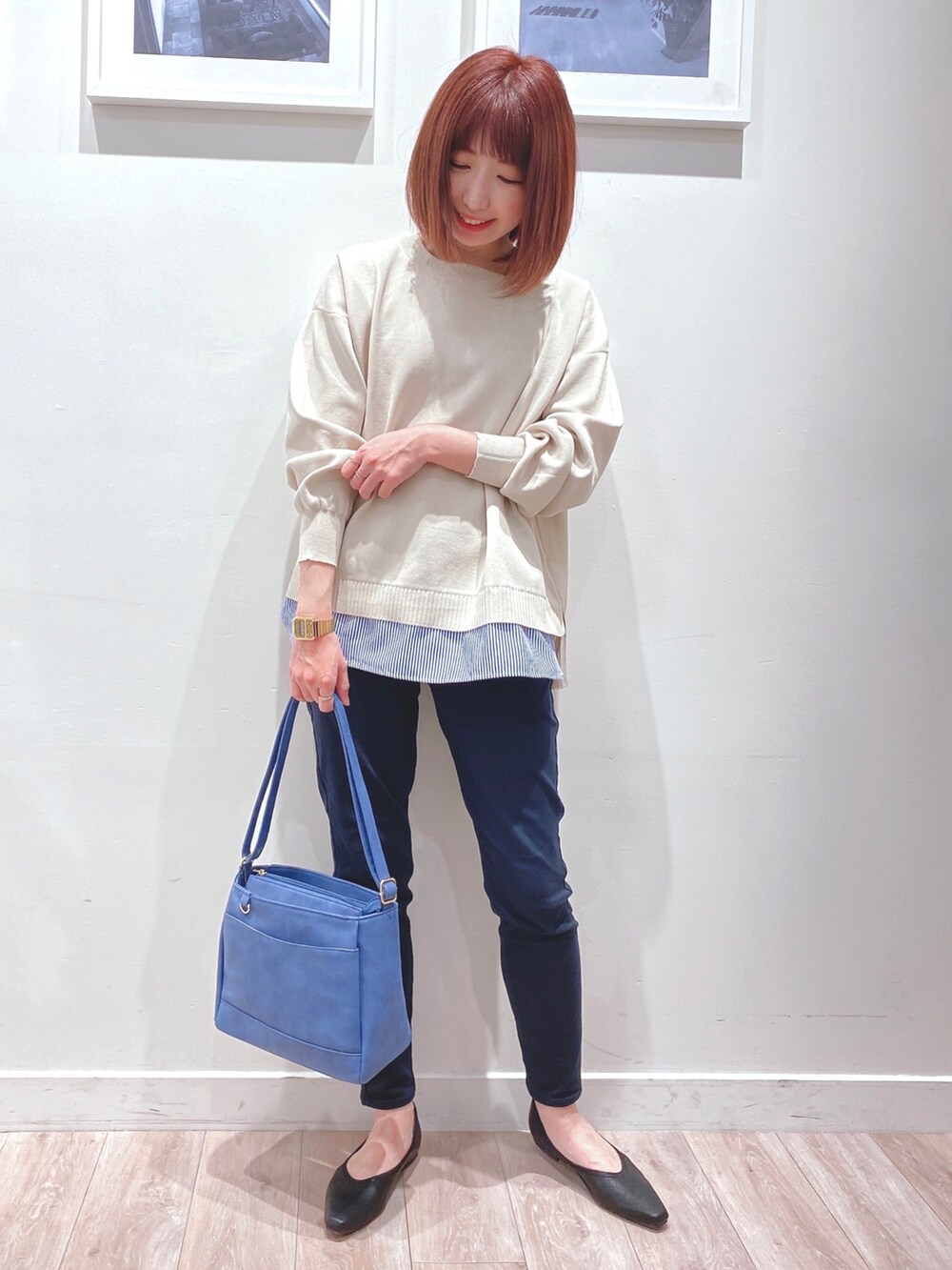 ベージュ系のニット/セーター、ブラック系のその他パンツ、ブラック系のパンプスを着用したレディースの春コーディネートの2枚目の写真