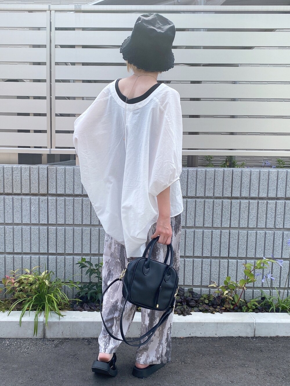 ホワイト系のシャツ/ブラウス、ブラック系のタンクトップ、ブラック系のサンダルを着用したレディースの夏コーディネートの2枚目の写真