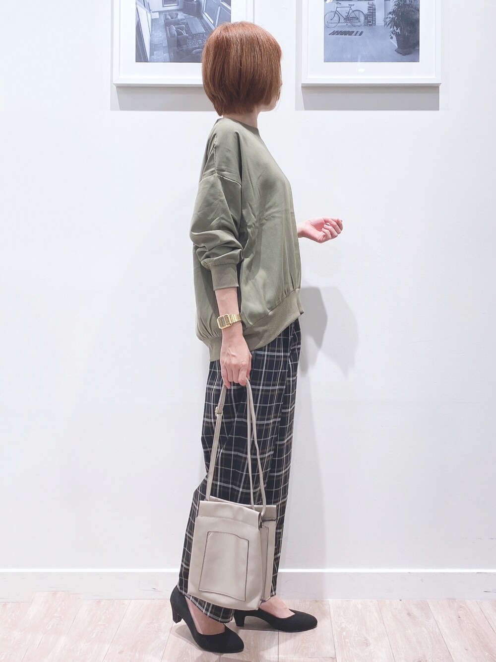 グリーン系のシャツ/ブラウス、ブラック系のパンツ、グレー系のショルダーバッグを着用したレディースの秋コーディネートの2枚目の写真