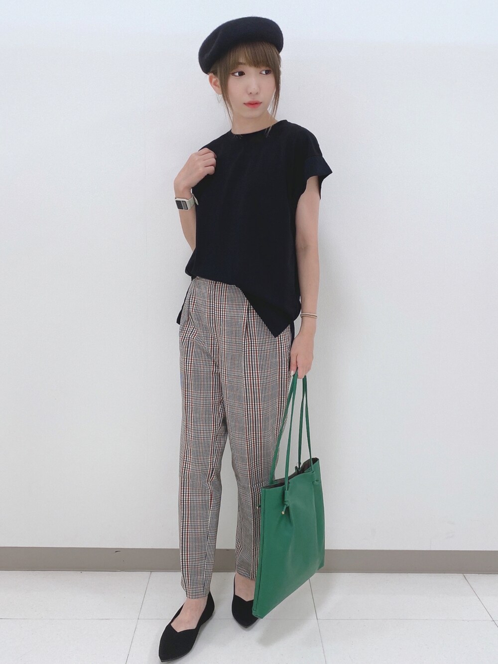 ブラック系のTシャツ/カットソー、ブラック系のパンプス、グリーン系のバッグを着用したレディースの夏コーディネートの4枚目の写真