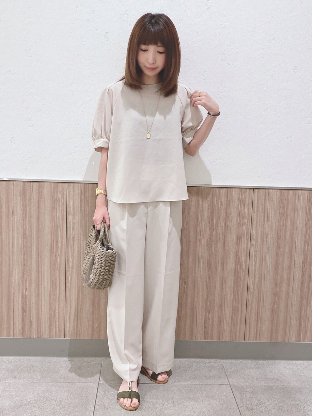 ベージュ系のシャツ/ブラウス、ベージュ系のその他パンツ、グリーン系のサンダルを着用したレディースの夏コーディネートの4枚目の写真