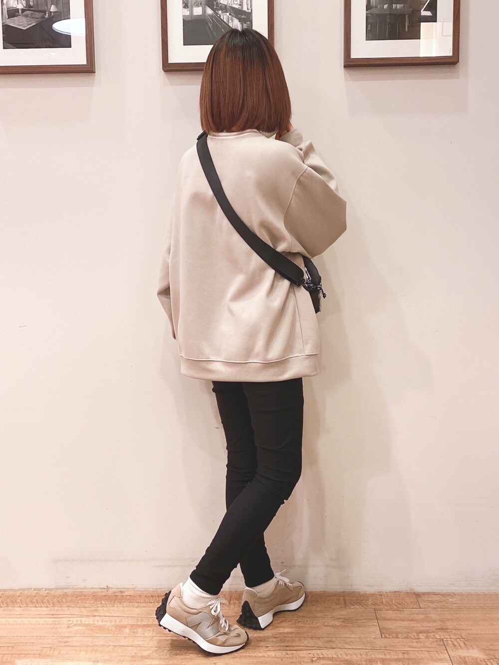 ブラック系のその他パンツ、ベージュ系のスニーカー、ベージュ系のスウェットを着用したレディースの冬コーディネートの2枚目の写真