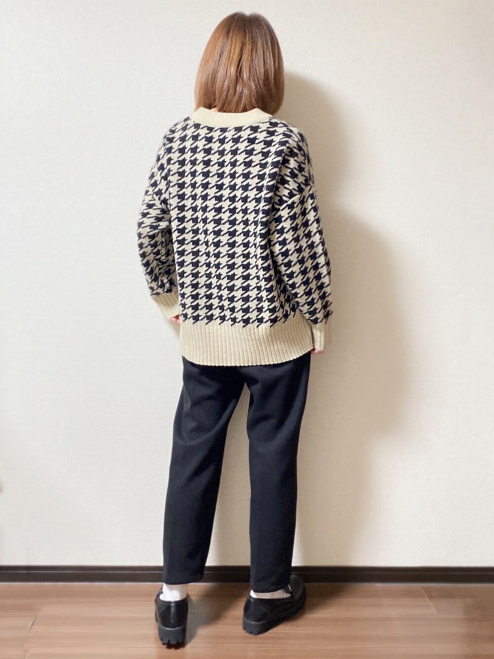 ベージュ系のニット/セーター、ブラック系のその他パンツ、ブラック系のドレスシューズを着用したレディースの冬コーディネートの2枚目の写真