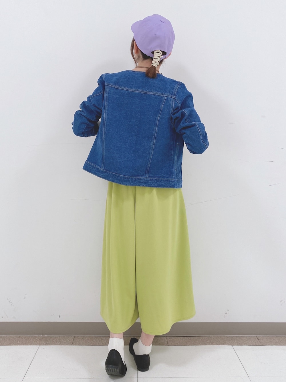 ブラック系のニット/セーター、ブルー系のデニムジャケット、イエロー系のその他パンツを着用したレディースの春コーディネートの3枚目の写真