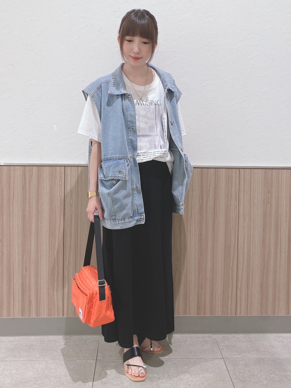 ホワイト系のTシャツ/カットソー、ブラック系のスカート、ブラック系のサンダルを着用したレディースの夏コーディネートの4枚目の写真