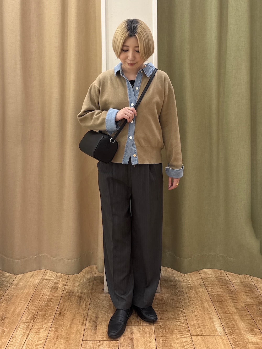 ベージュ系のカーディガン/ボレロ、グレー系のその他パンツ、ブラック系のパンプスを着用したレディースの秋コーディネートの4枚目の写真