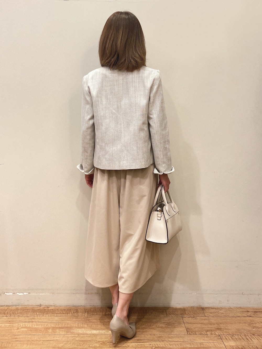 ブラック系のシャツ/ブラウス、ベージュ系のノーカラージャケット、ベージュ系のその他パンツを着用したレディースの春コーディネートの3枚目の写真