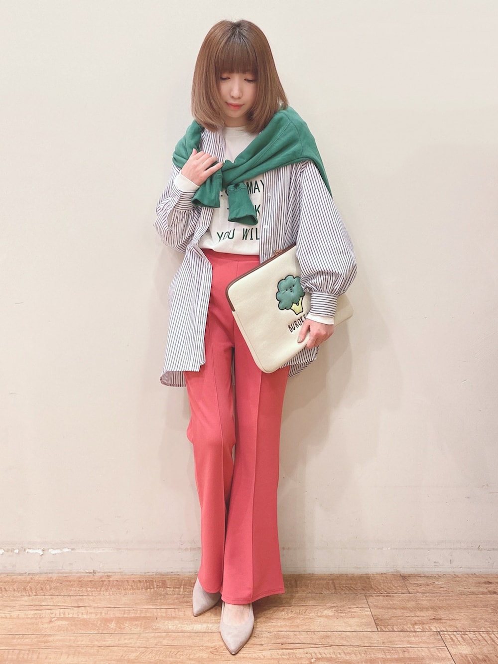 グリーン系のカーディガン/ボレロ、ブルー系のシャツ/ブラウス、ホワイト系のTシャツ/カットソーを着用したレディースの春コーディネートの4枚目の写真